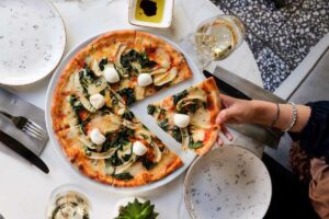 Pizza z mozzarellą i białe wino - jak dobrać wino do pizzy? Sprawdź! - blog gastronomiczny Bidfood Farutex