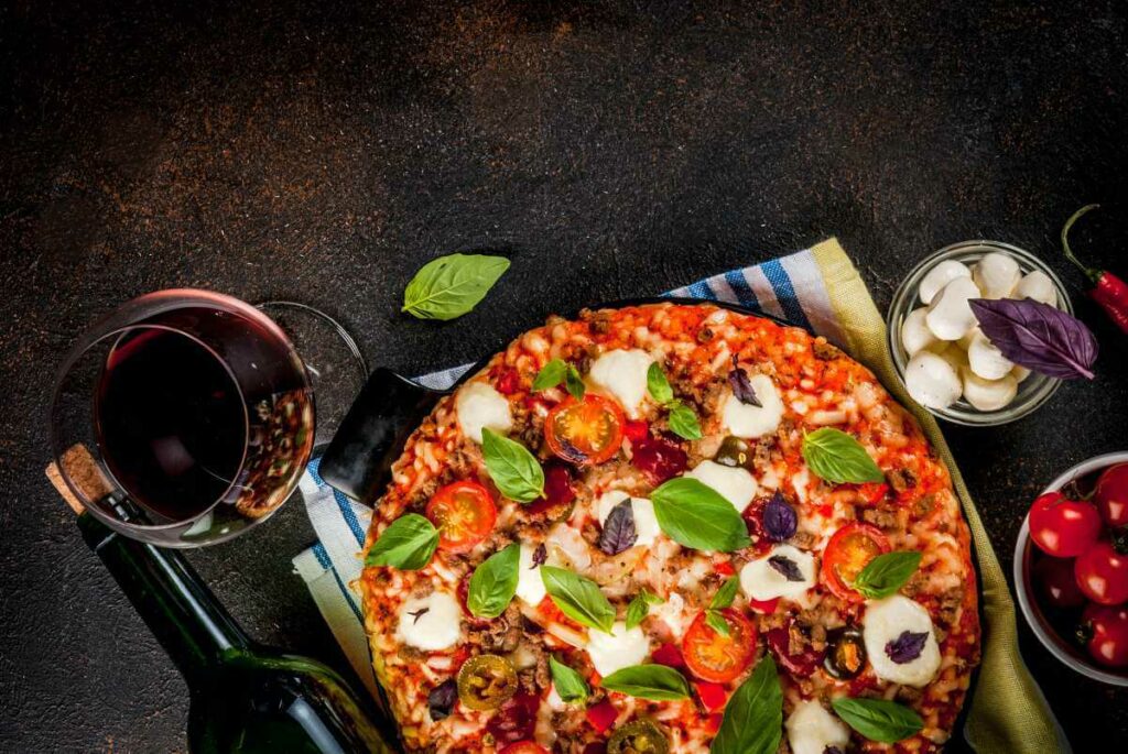 Pizza i czerwone wino - jak dobrać wino do pizzy? Sprawdź! - blog gastronomiczny Bidfood Farutex