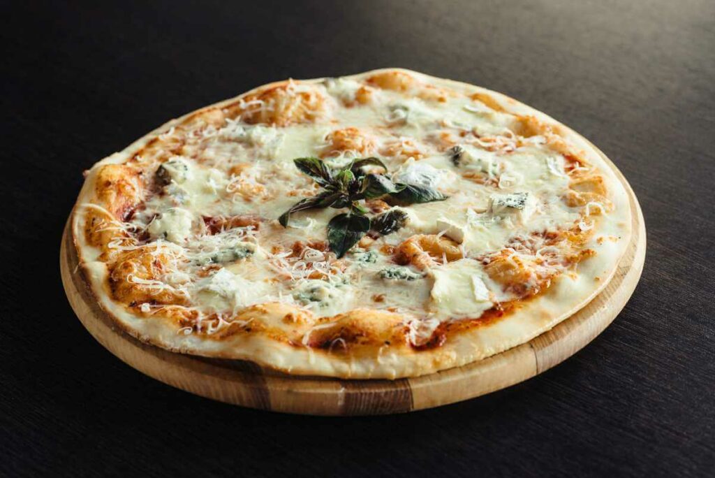 Jaki ser do pizzy cztery sery wybrać? Sprawdź nasz przegląd serów na pizzę - blog gastronomiczny Bidfood Farutex