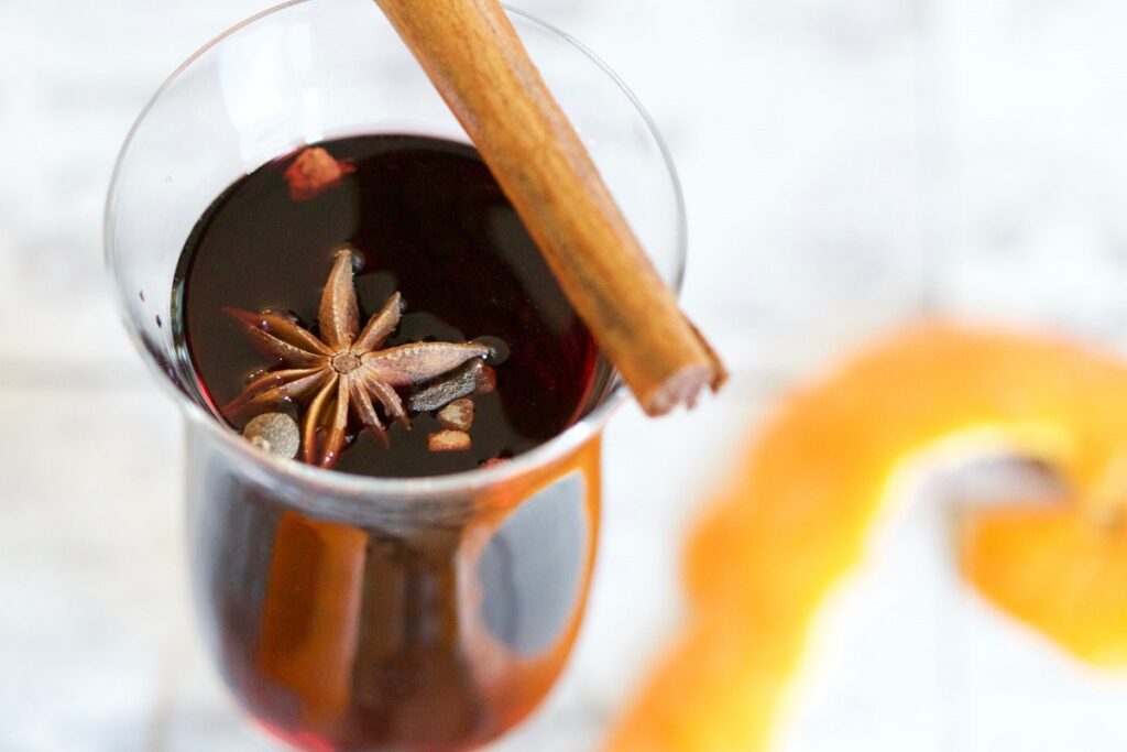 Grzaniec z przyprawami - Jakie dodatki wybrać do grzanego wina? Przeczytaj artykuł - blog gastronomiczny Bidfood Farutex