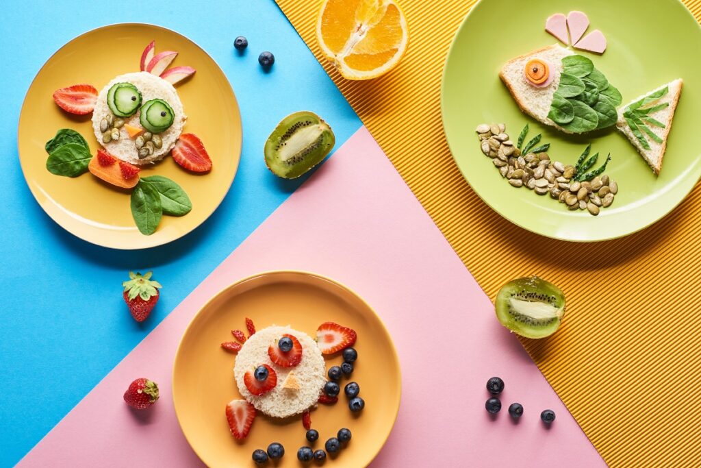 Kanapki w kształcie zwierzątek na kolorowych talerzach