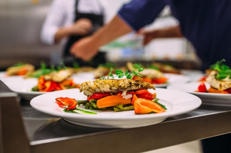 Profesjonalny plating, czyli do stołu (pięknie) podano. Krótki poradnik, jak układać potrawy na talerzu