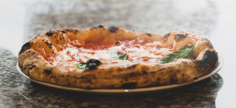 Autentyczna pizza neapolitańska w menu. Poznaj cechy charakterystyczne i ciekawostki o napolitanie - blog gastronomiczny Bidfood Farutex